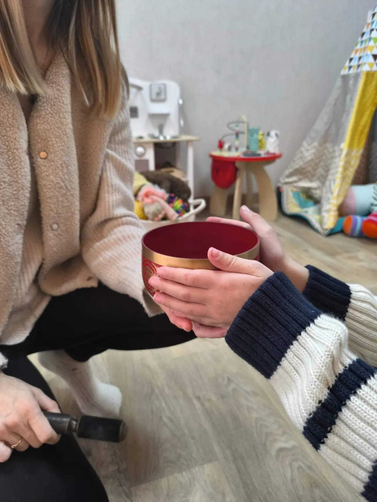 Jeu sensoriel avec un enfant lors d’un atelier