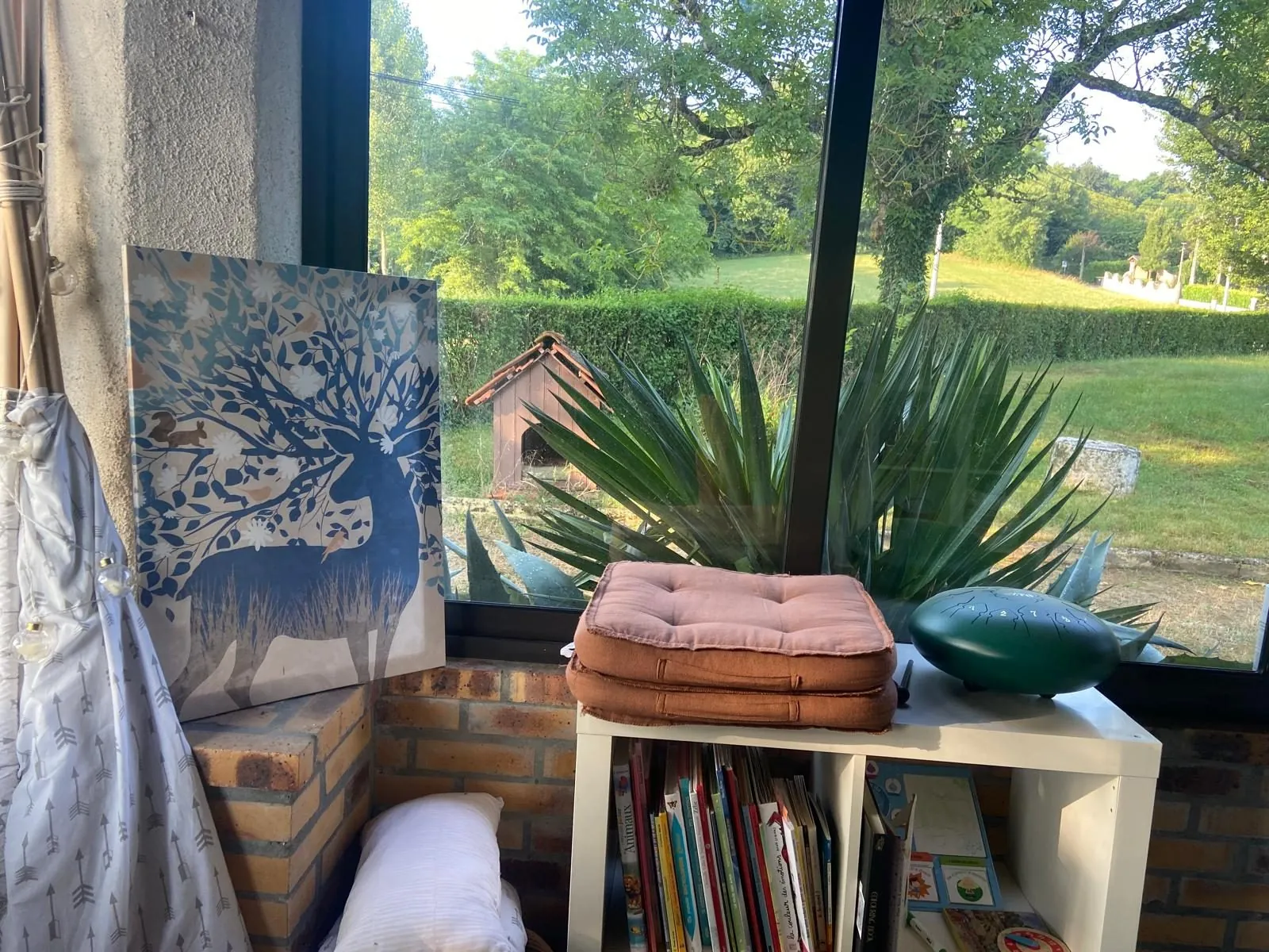 Vue sur le jardin depuis le cabinet de Saint-Just-Chaleyssin