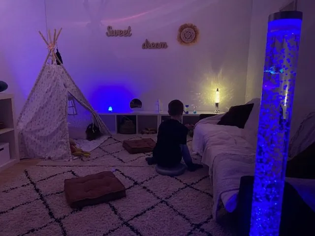 Salle sensorielle en famille : tipi, colonne à bulles et lumières douces