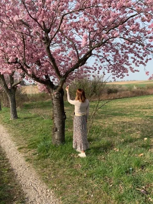 Virginie Empeyta, conseillère agréée en Fleurs de Bach, sous un cerisier en fleurs